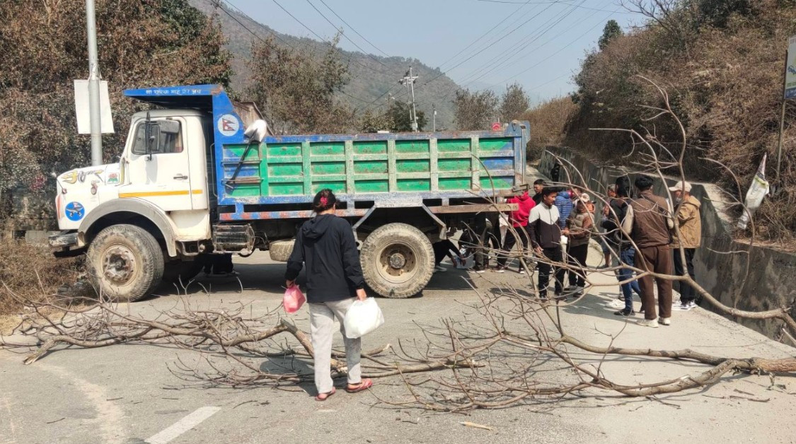 बस दुर्घटनापछि मन्थलीमा यातायात अवरुद्ध, पीडितलाई न्याय दिन माग