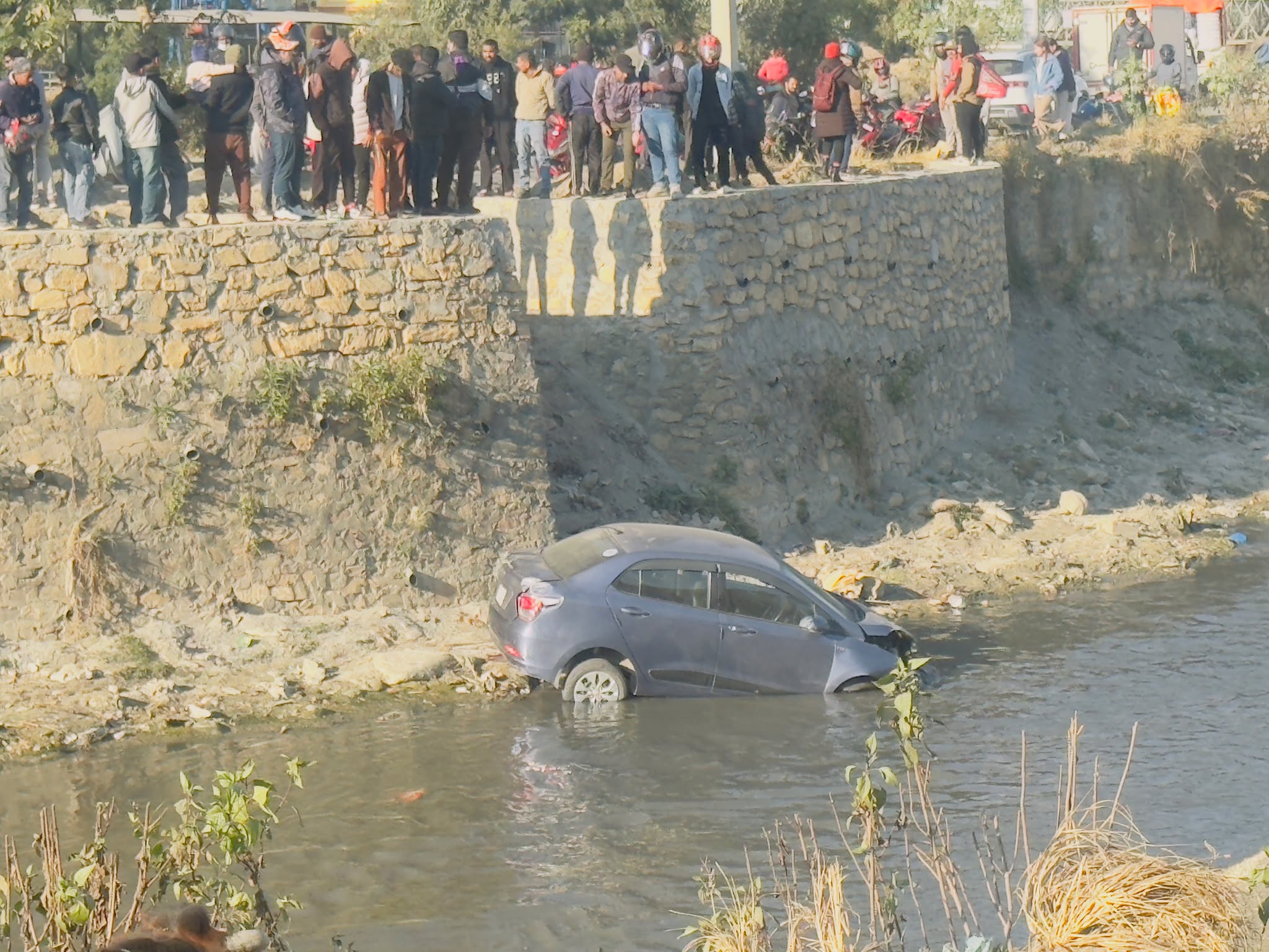काठमाडौंको नरेफाँटस्थित मनोहरा–हनुमन्ते दोभानमा कार खस्यो, चालक सकुशल