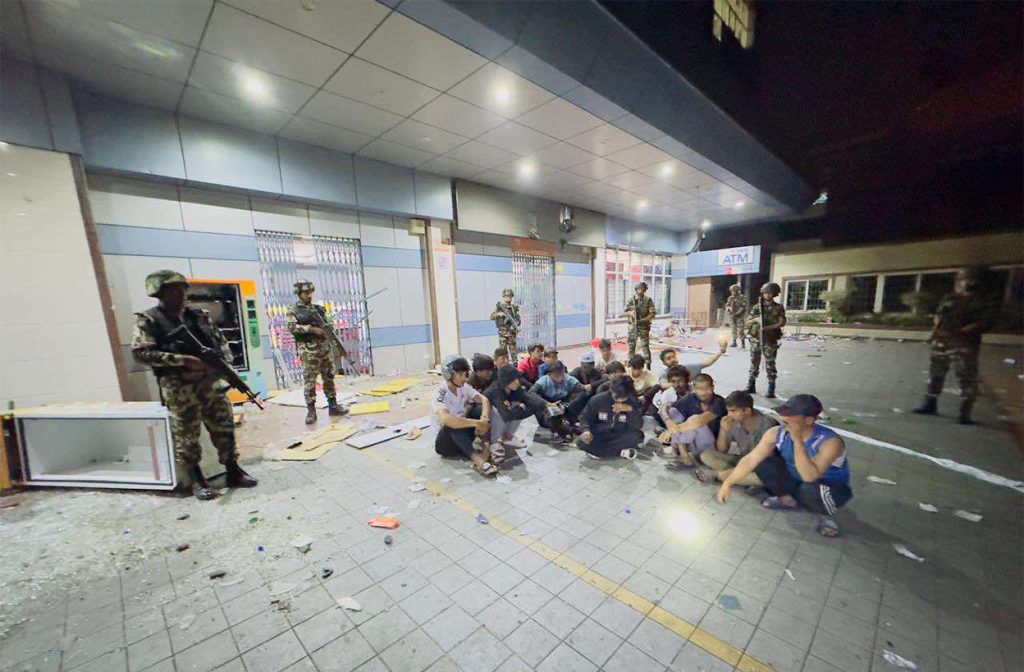 लुटपाटमा संलग्न २१ जना पक्राउ