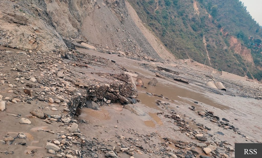 बाढीले डाइभर्सन बगाउँदा अवरुद्ध बिपी राजमार्ग अझै खुलेन