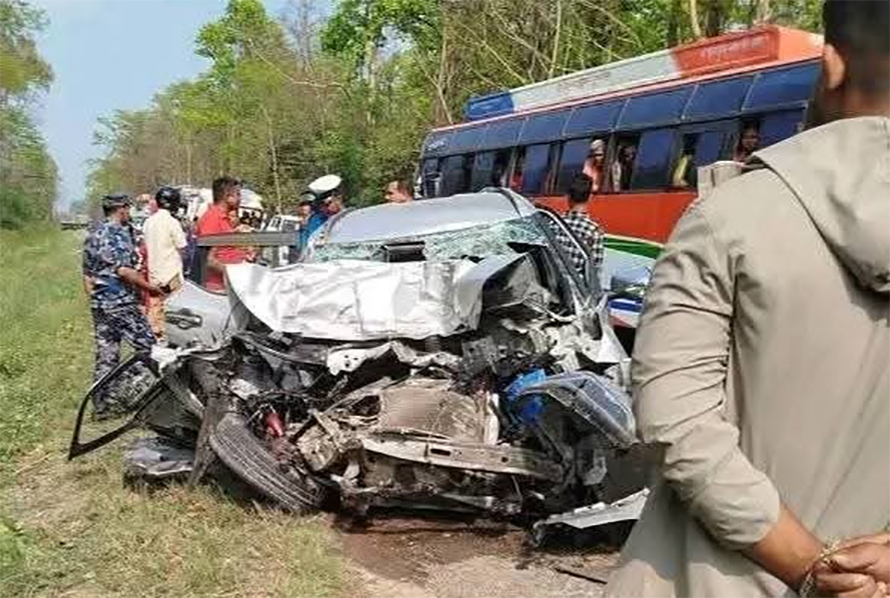 टिपर र कार ठोक्किँदा २ जनाको मृत्यु
