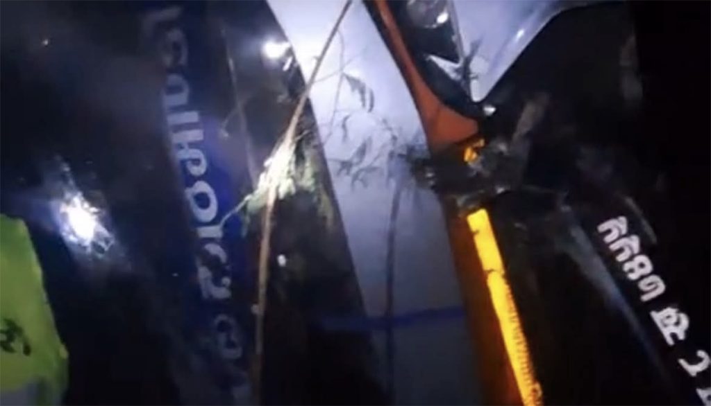 डडेलधुराबाट काठमाडौं आउँदै गरेको बस दाङमा दुर्घटना हुँदा २२ यात्रु घाइते