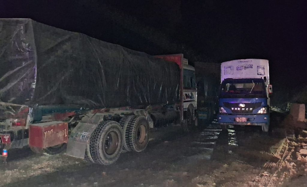 सडक चिप्लो भएपछि दाउन्नेमा १५ घण्टादेखि यातायात अवरुद्ध