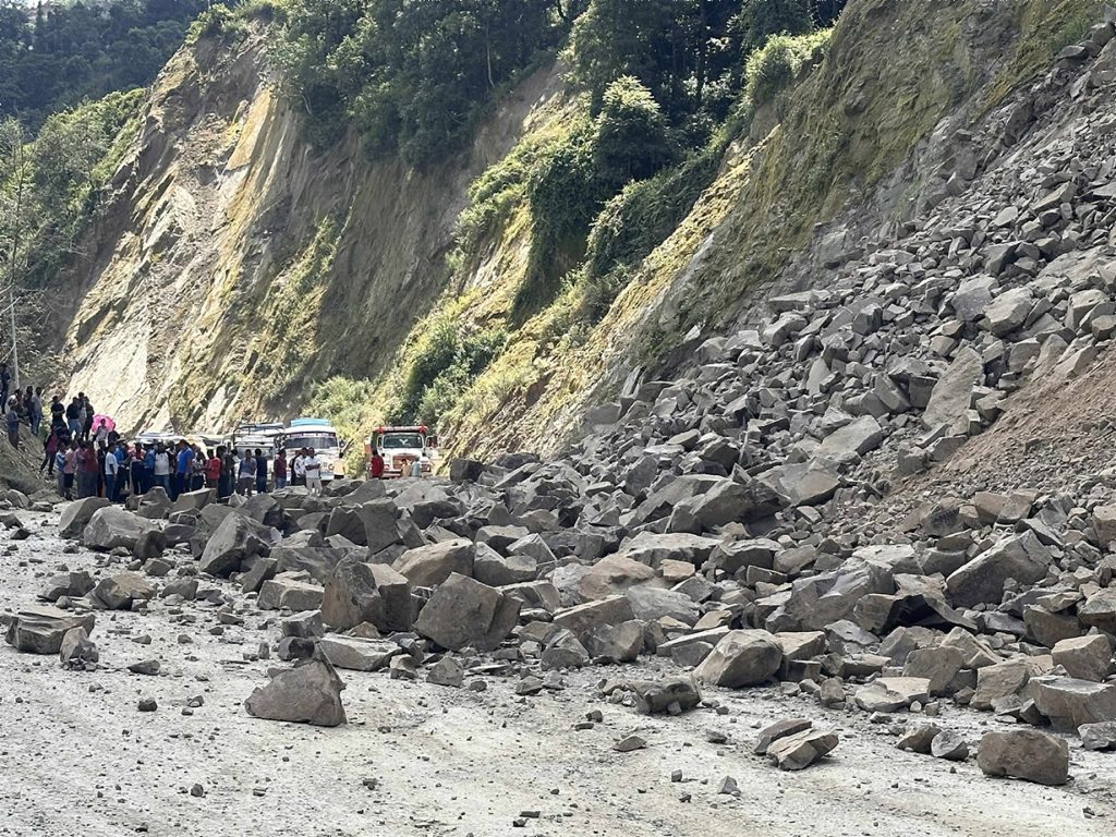 अरनिको राजमार्गको धुलिखेल-खावा सडकखण्ड पहिरोले अवरुद्ध