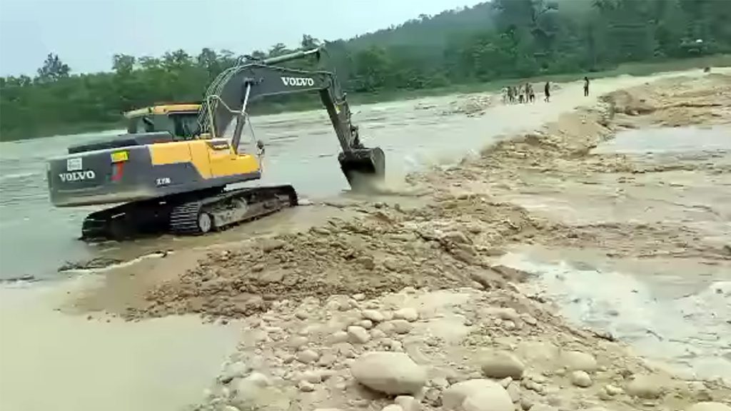 दुम्कीबासको डाइभर्सन बाढीले बगायो, पूर्वपश्चिम राजमार्ग अवरुद्ध