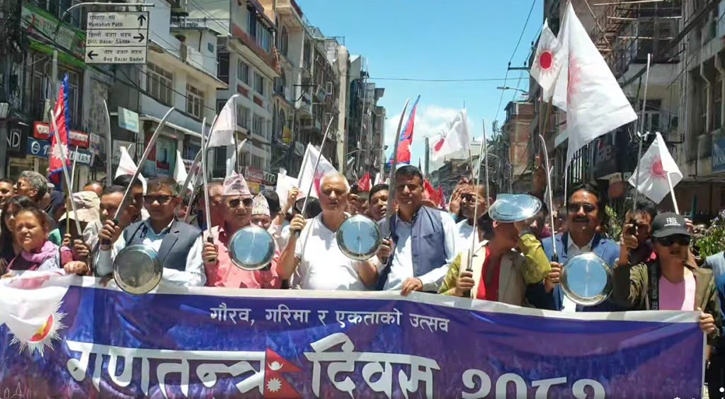 तरबार र ढालसहित एमालेको प्रदर्शन