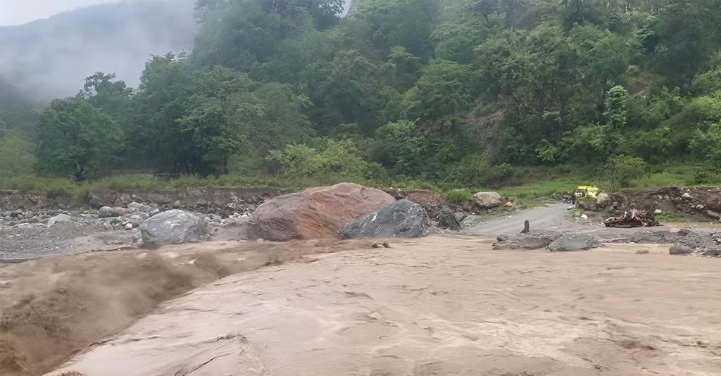 हेवा खोलामा आएको बाढीका कारण मेची राजमार्ग अवरुद्ध