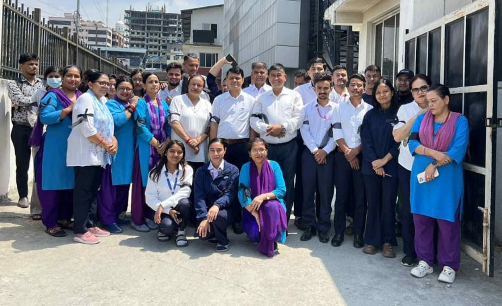 देशभरका कर्मचारी कालोपट्टी बाँधेर अनिश्चितकालीन आन्दोलनमा