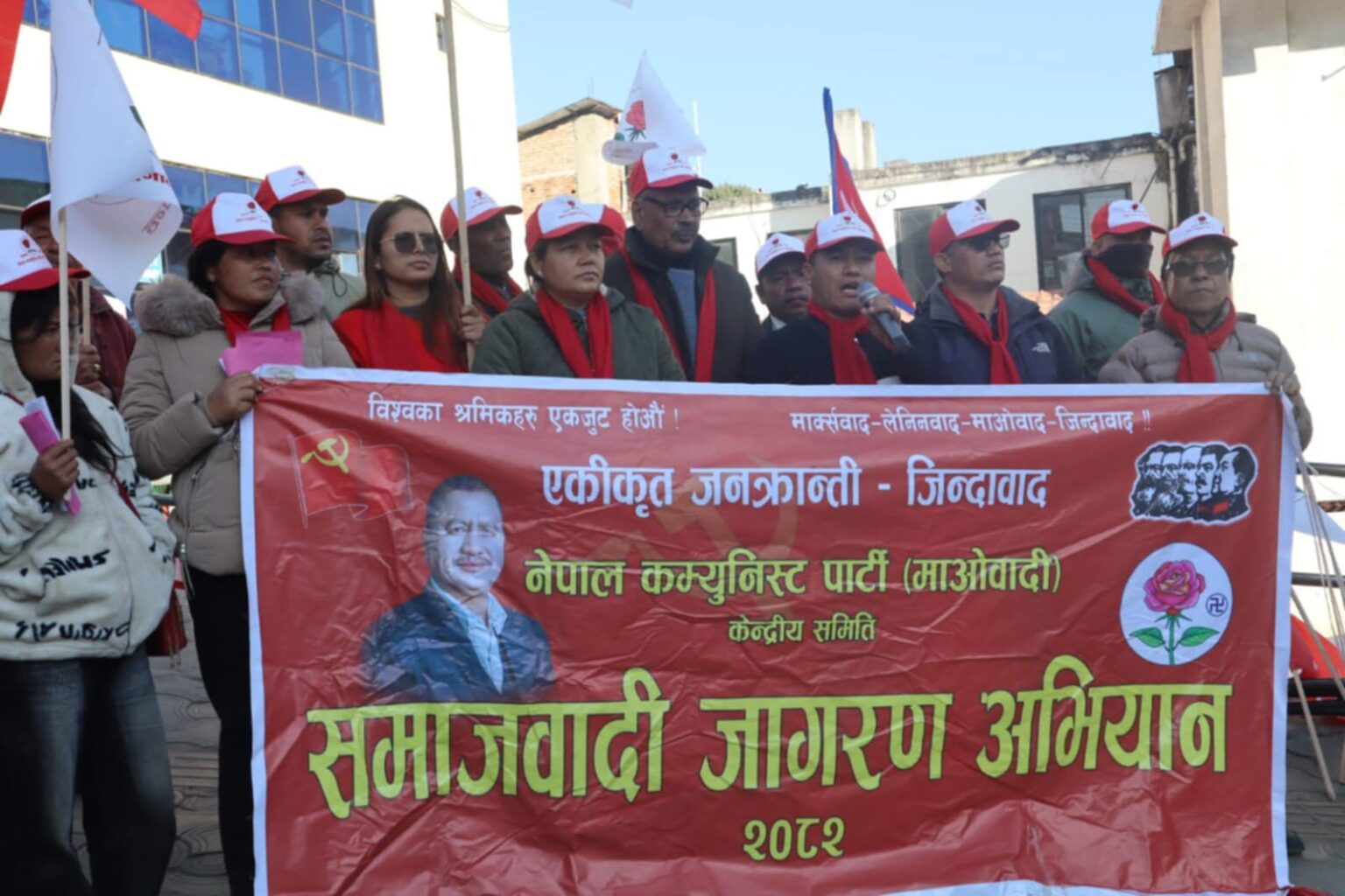 कालिन्चोक डाँडादेखि सुनकोसी किनारसम्म अभियान टोलीको पर्चा वितरणसहित कोणसभा