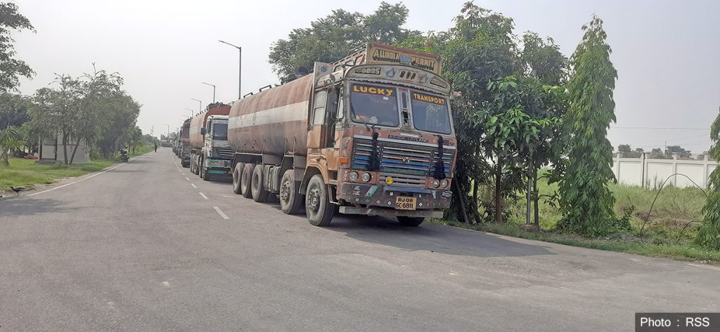 वीरगञ्ज नाकाबाट ११ महिनामा भित्रियो एक खर्ब ७४ अर्बको पेट्रोलियम पदार्थ