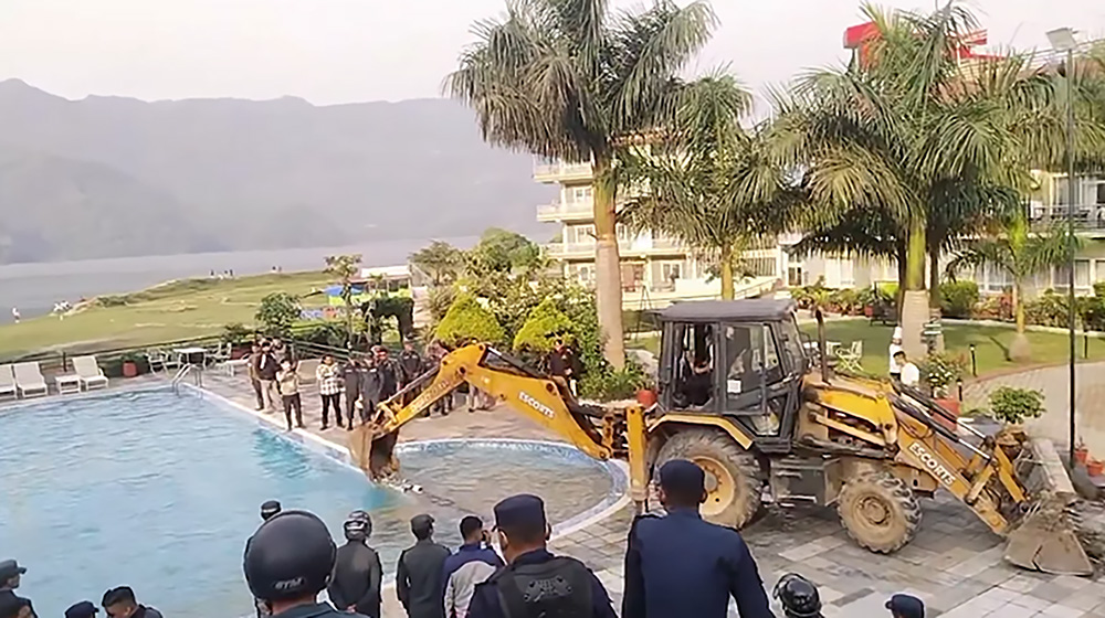 फेवाताल किनारका मापदण्ड विपरितका संरचना भत्काउन शुरु