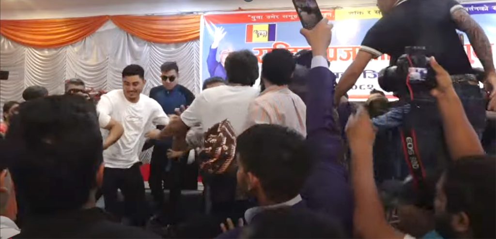 राप्रपा युवा संगठनको अधिवेशनमा हात हालाहाल