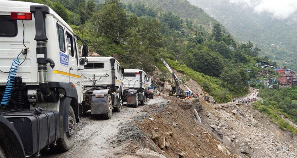 तातोपानी नाकाबाट दशैंका सामान ल्याउन सुरु