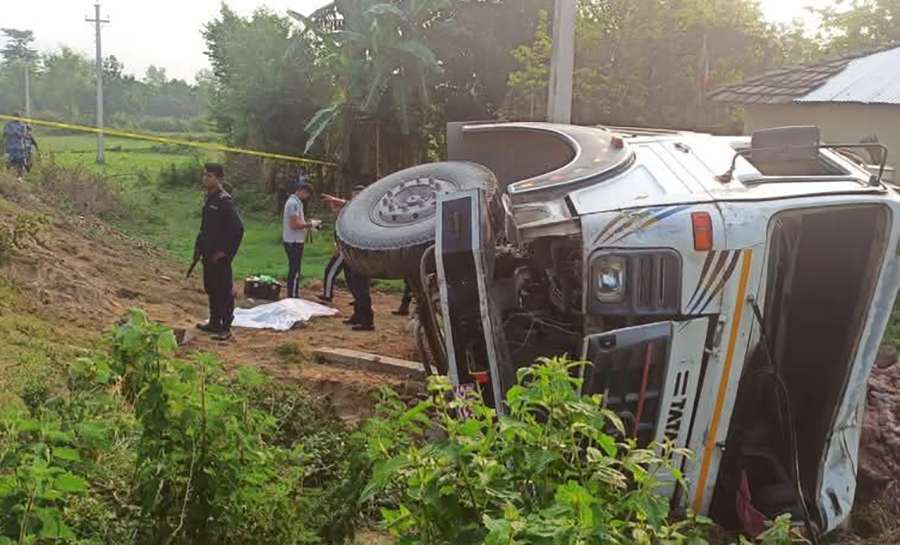 सिरहामा टिपर पल्टिंदा एक जनाको मृत्यु