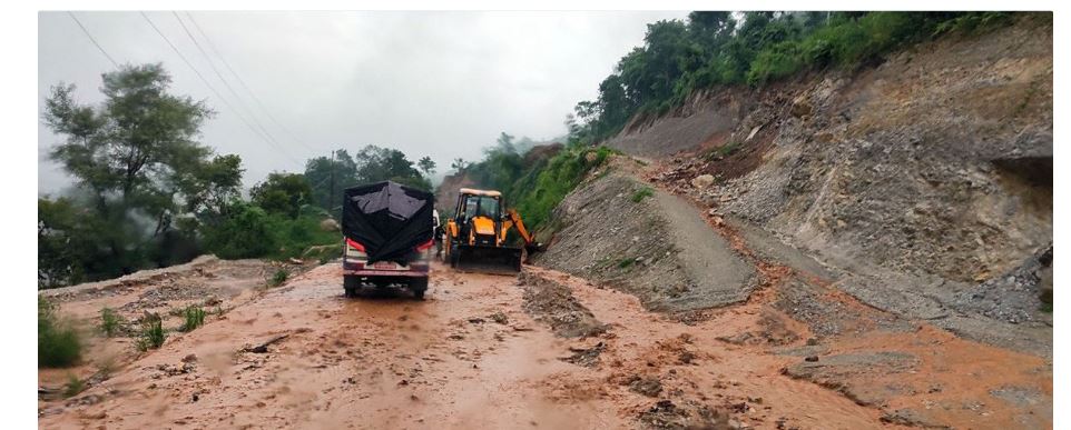बाढीले डाइभर्सन बगाएपछि नारायणगढ–बुटवल सडक पूर्ण रूपमा बन्द
