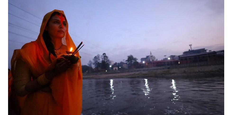 छठ पर्वको मुख्य दिन : अस्ताउँदो सूर्यलाई विधिपूर्वक अर्घ्य दिइँदै