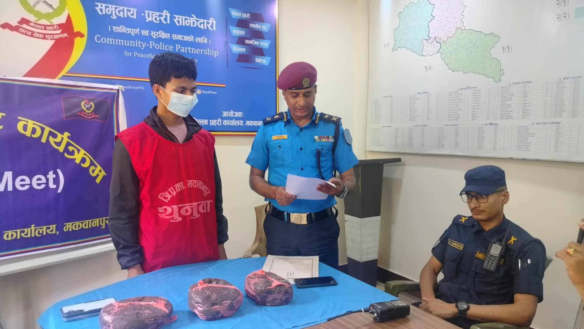 पाँच किलो ९४० ग्राम अफिमसहित एक जना पक्राउ