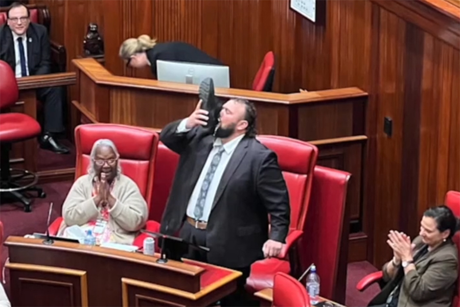 सांसदले संसद बैठकमै जुत्तामा खन्याएर पिए बियर