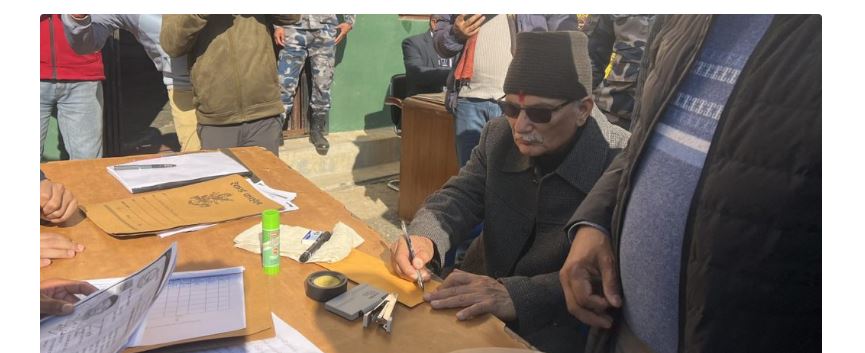 गोरखा-२ बाट बाबुराम भट्टराईले दिए उम्मेदवारी