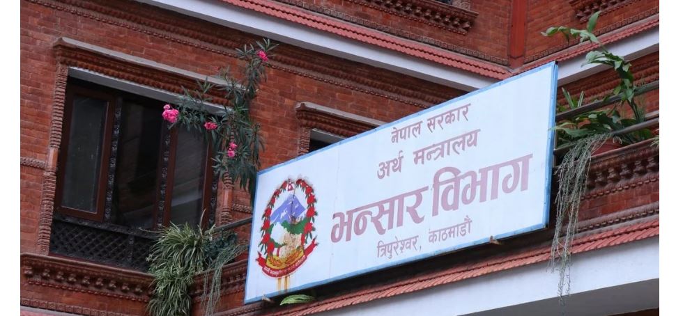 देशको व्यापार घाटा साढे १२ खर्ब नाघ्यो