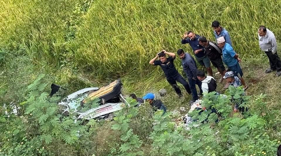 बीपी राजमार्गमा कार दुर्घटना, श्रीमान्‌को मृत्यु, श्रीमती र छोरा घाइते