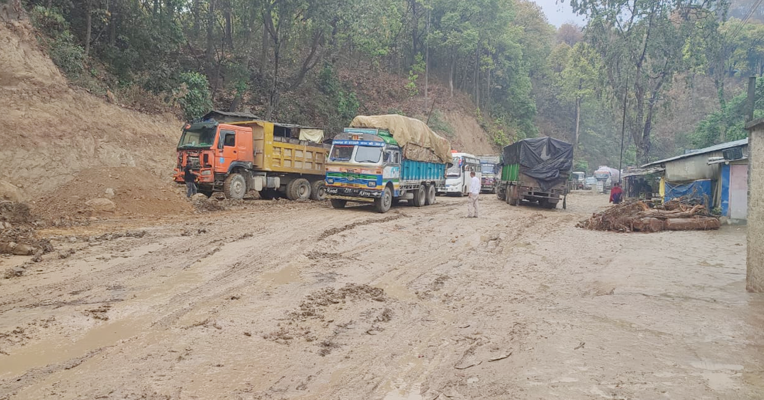 पूर्वपश्चिम राजमार्गको दाउन्नेमा सडक अवरुद्ध