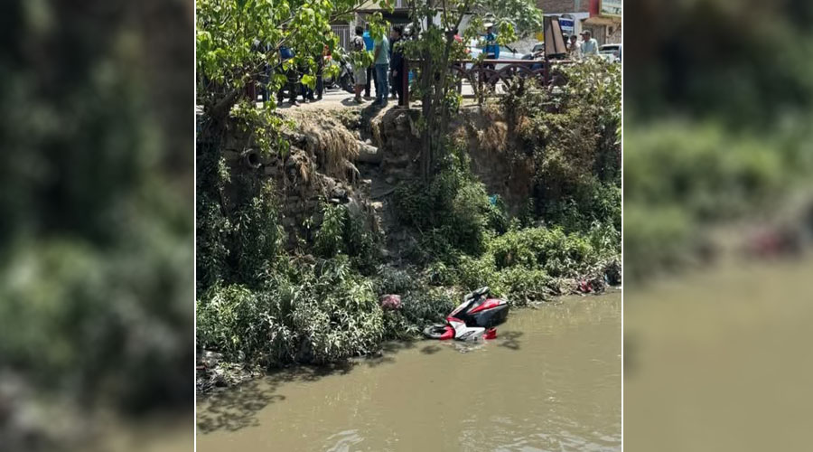 धोबिखोलामा खस्यो स्कुटर