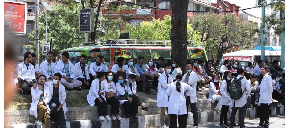 काउन्सिलको प्रमाणपत्र उसैलाई बुझाउने डाक्टरहरूको घोषणा