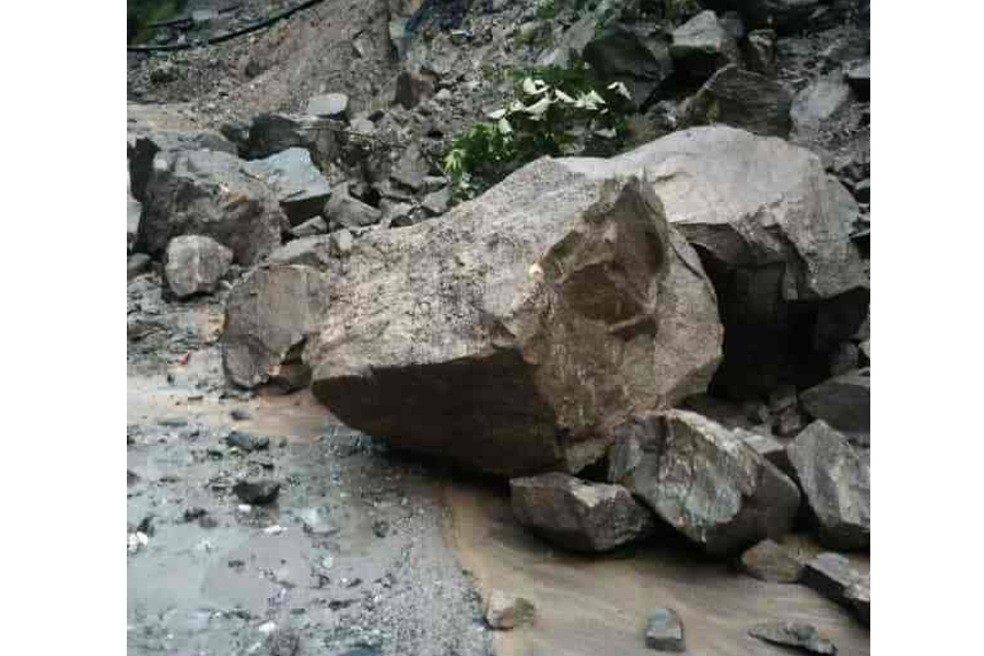 इकुमा पहिरो जाँदा अरनिको राजमार्ग अवरुद्ध
