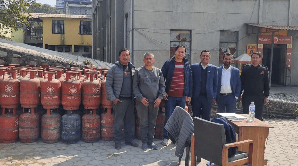 बजारमा ग्यास नपाएको गुनासोपछि निगमले थाल्यो टेकु परिसरबाट बिक्री