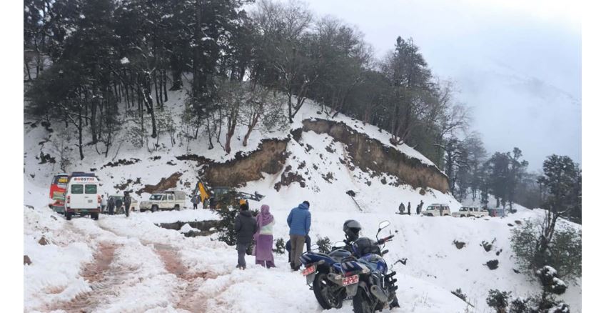 हिमपातका कारण मध्यपहाडी लोकमार्ग पूर्ण रूपमा अवरुद्ध