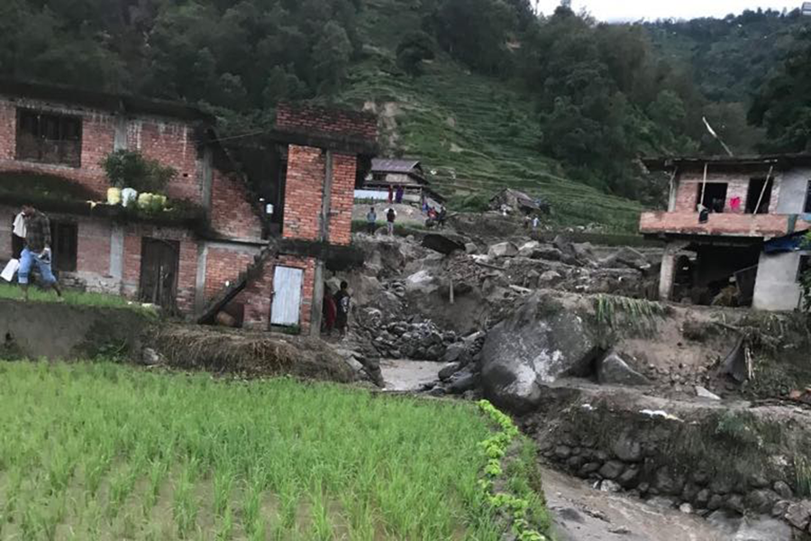 ककनीमा कोल्पु खोलाको बाढी घरमा पस्दा श्रीमती बेपत्ता, श्रीमान घाइते