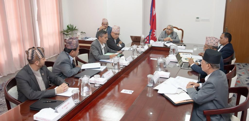 मन्त्रिपरिषद् बैठक जारी