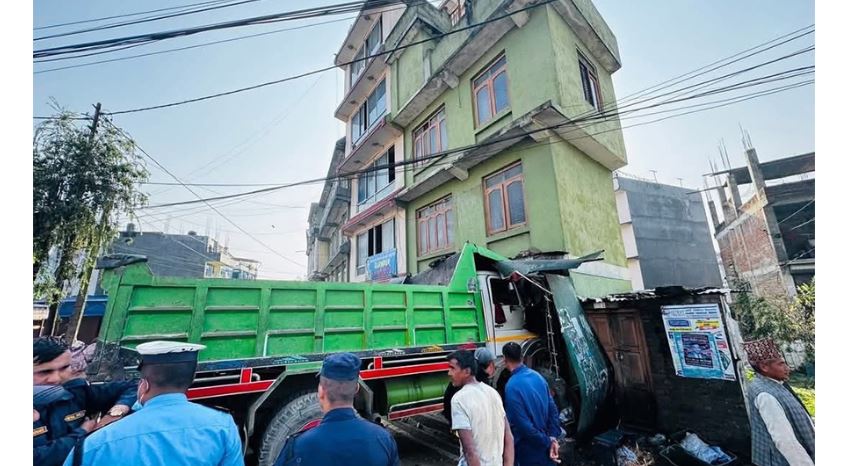 खड्पुमा घरभित्रै छिर्‍यो टिपर