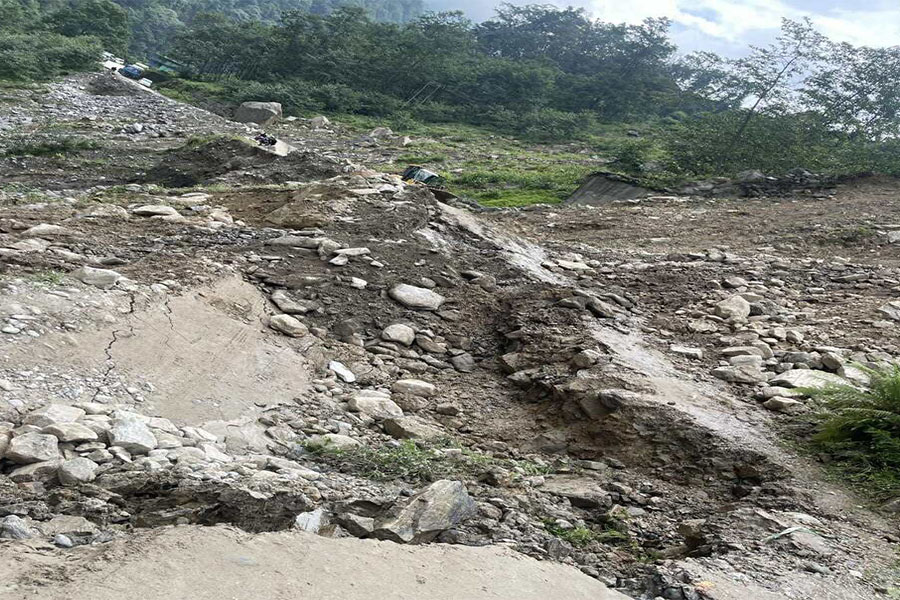 अरनिको राजमार्ग हुँदै चीन जोड्ने तातोपानी देखि कोदारी खण्ड अवरुद्ध