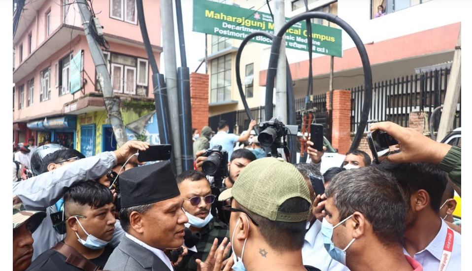 शपथलगत्तै मृतकका आफन्त भेट्न त्रिवि शिक्षण अस्पताल पुगे कुलमान