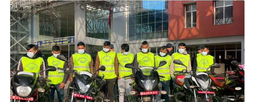 मूलपानीमा गोली हानेर समातिएका १० लुटेराहरु प्रहरी सार्वजनिक