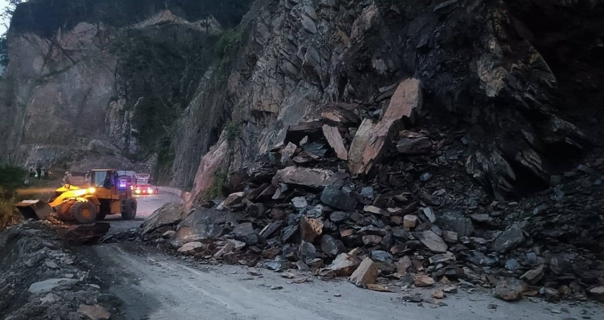 पहिरोले मुग्लिन–नारायणगढ सडकखण्ड अवरुद्ध