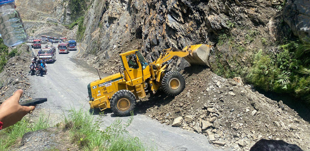 नारायणगढ–मुग्लिन सडकमा दिउँसो ३ बजेसम्म गाडी चलाउन रोक, ढुंगा पन्छाउने काम जारी