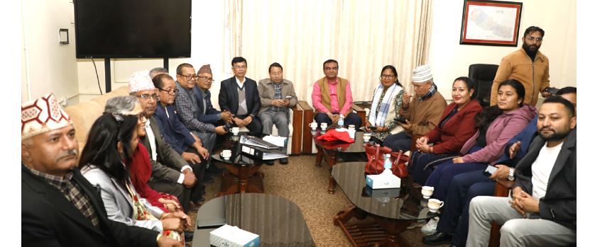 निर्वाचन आयोग पुगे नेपाली कम्युनिस्ट पार्टीका नेताहरू