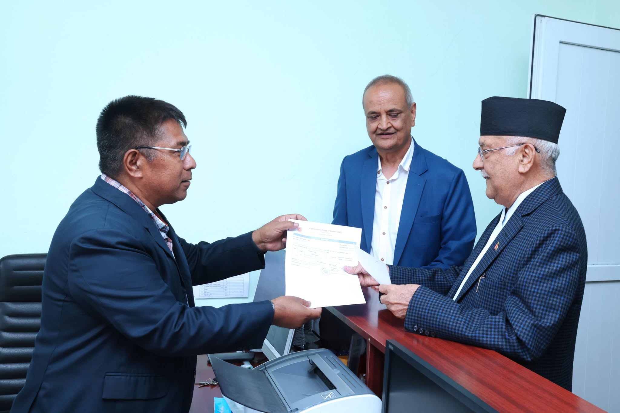 एमाले अध्यक्ष ओलीले बुझाए पार्टी सदस्यता शुल्क र लेबी