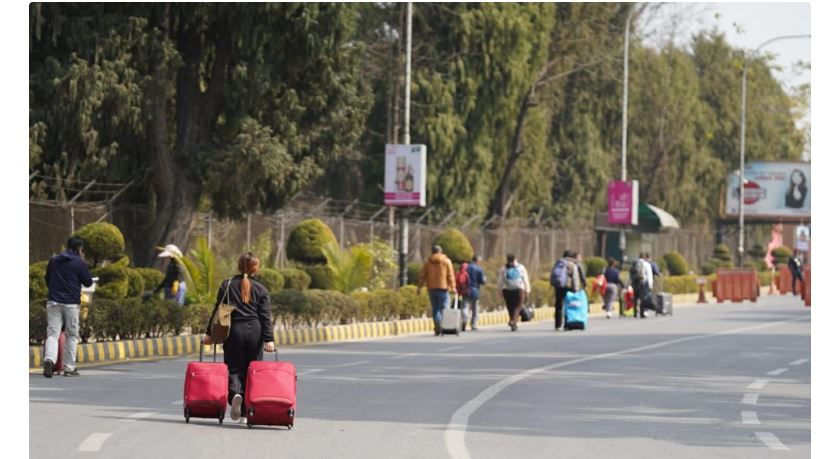विमानस्थलमा यात्रु तानातान गर्ने १८ जना पक्राउ