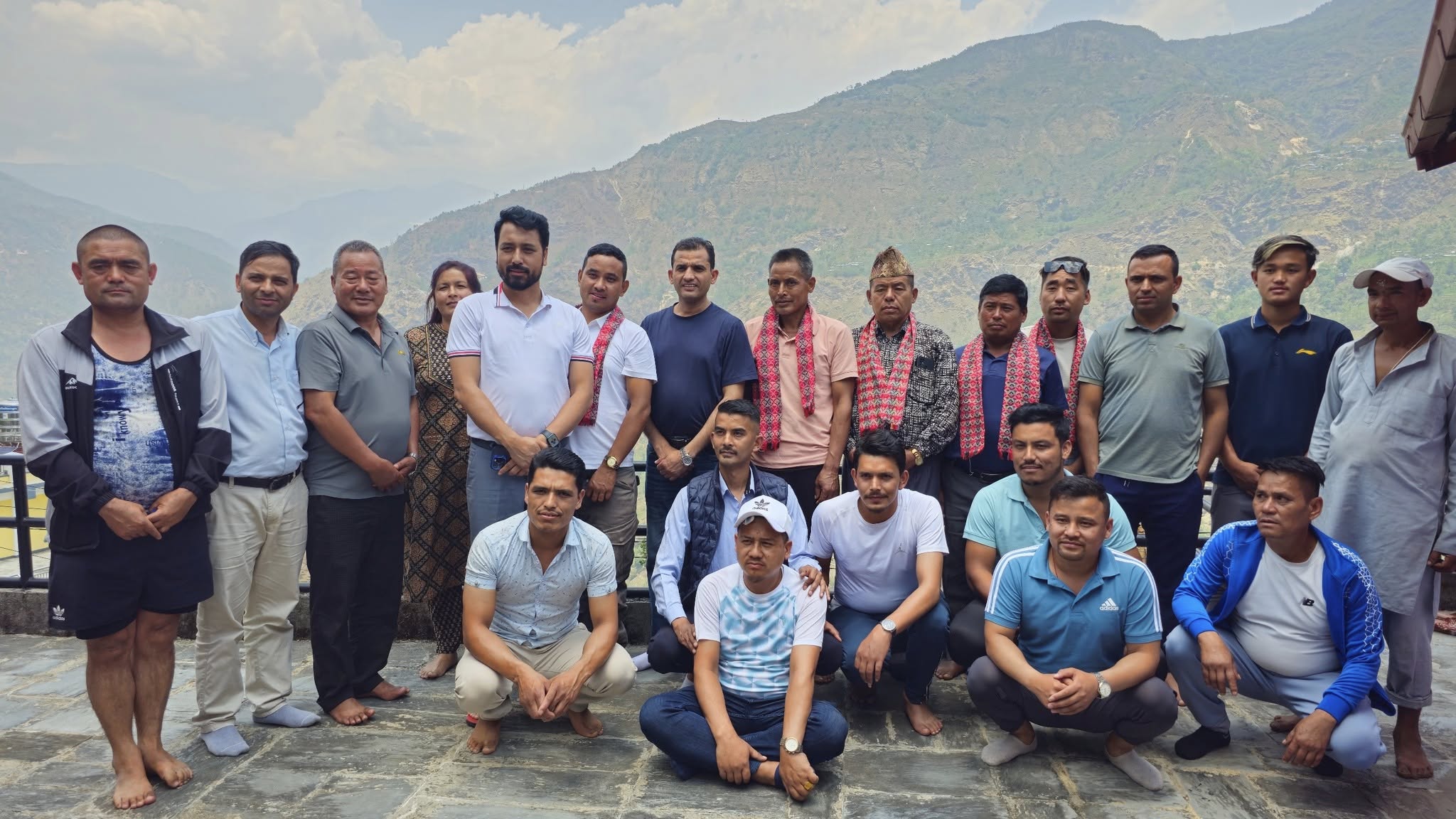 सिन्धुपाल्चोकमा एमाले र कांग्रेस परित्याग गरी एक दर्जन माओवादी केन्द्रमा समाहित