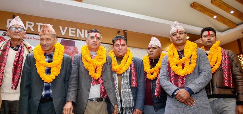 एमाले ओखलढुङ्गाका अध्यक्षसहित ३८ जना नेकपामा प्रवेश