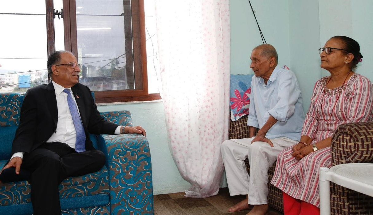 मोहन वैद्यलाई भेट्न पुगे प्रचण्ड