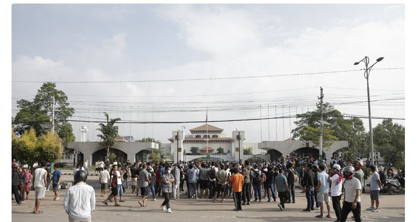 कर्फ्यु आदेश अवज्ञा गर्दै बिहानैदेखि संसद भवन अगाडि प्रदर्शन सुरु