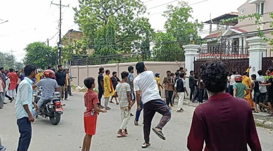 रघुवीर महासेठको घरमा ढुंगामुढा