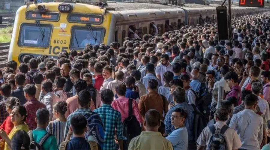 गुडिरहेको रेलबाट खसे १० यात्रु