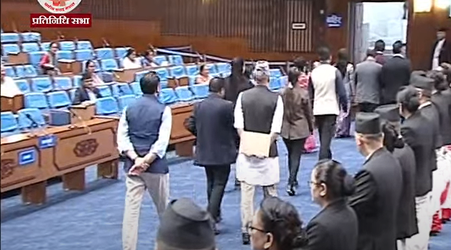 संसद्‍बाट बाहिरियो रास्वपा