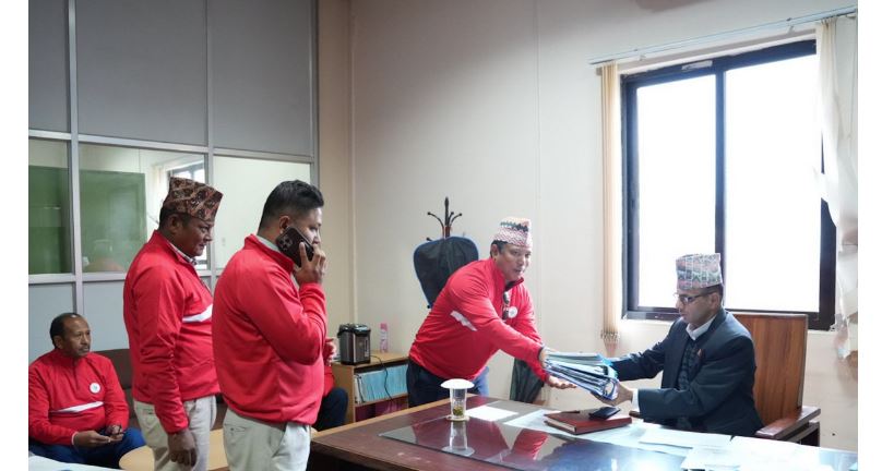 नयाँ पार्टी दर्ताका लागि रेशम चौधरी निर्वाचन आयोगमा